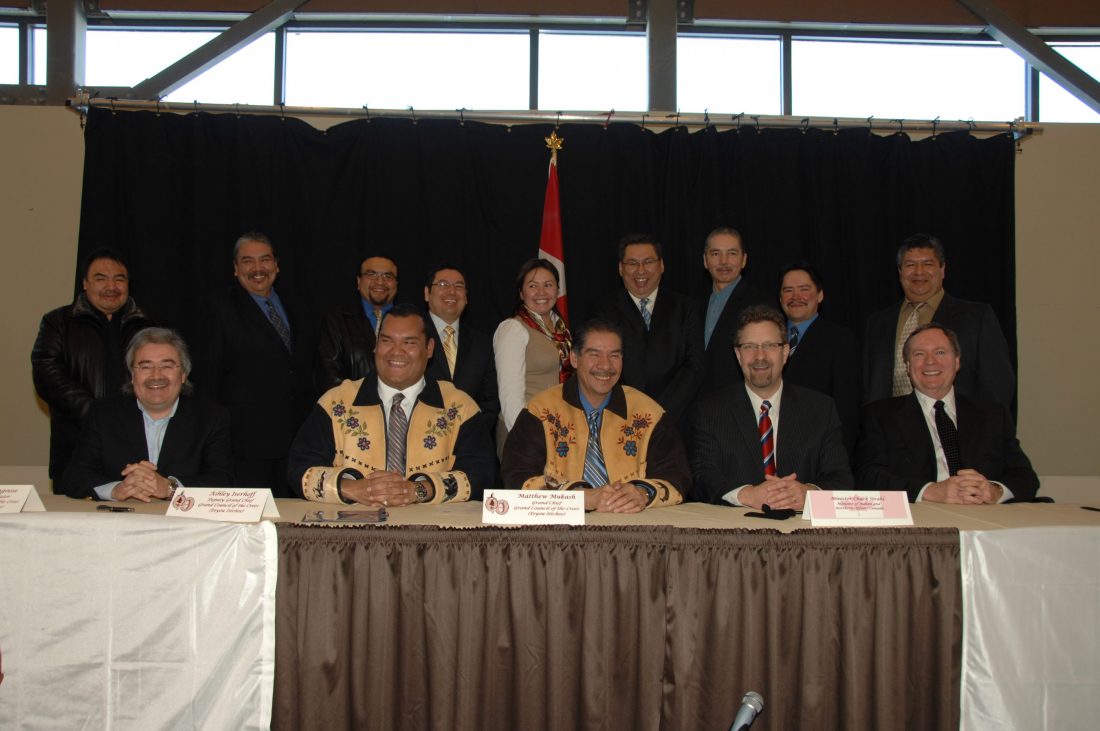 All Chiefs, Grand Chiefs, the Minister and negotiators - Signing of the Agreement concerning a New Relationship between the Government of Canada and the Cree of Eeyou Istchee